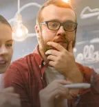mensen voor een whiteboard
